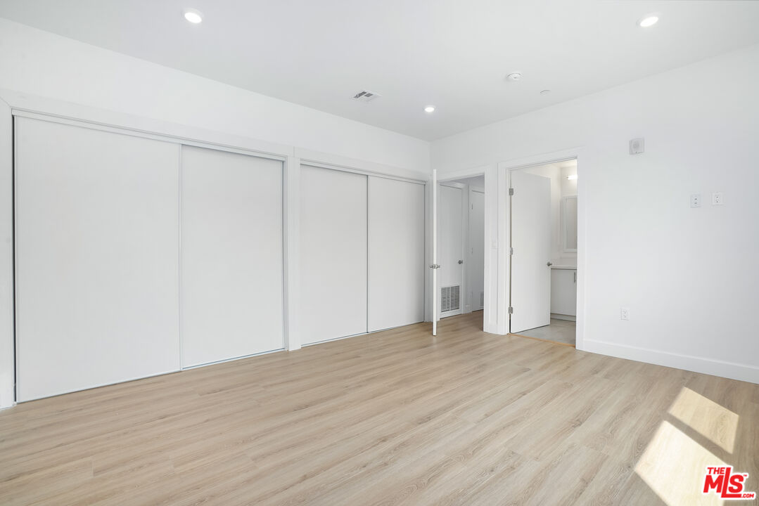 1832 S Barrington Ave Unit: 403