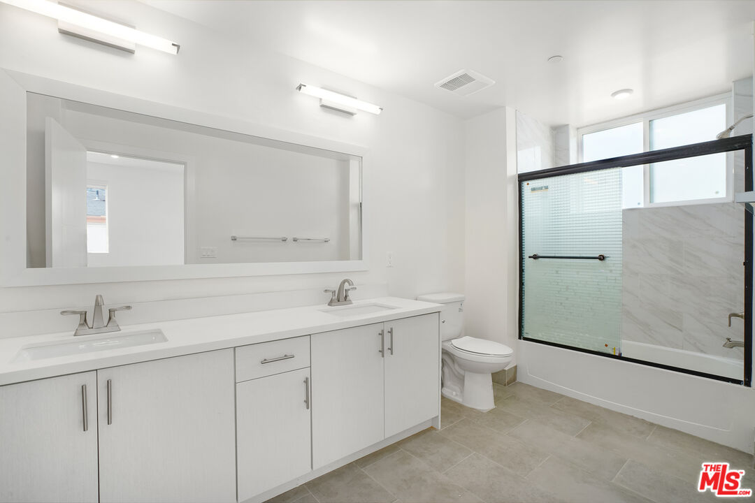 1832 S Barrington Ave Unit: 403