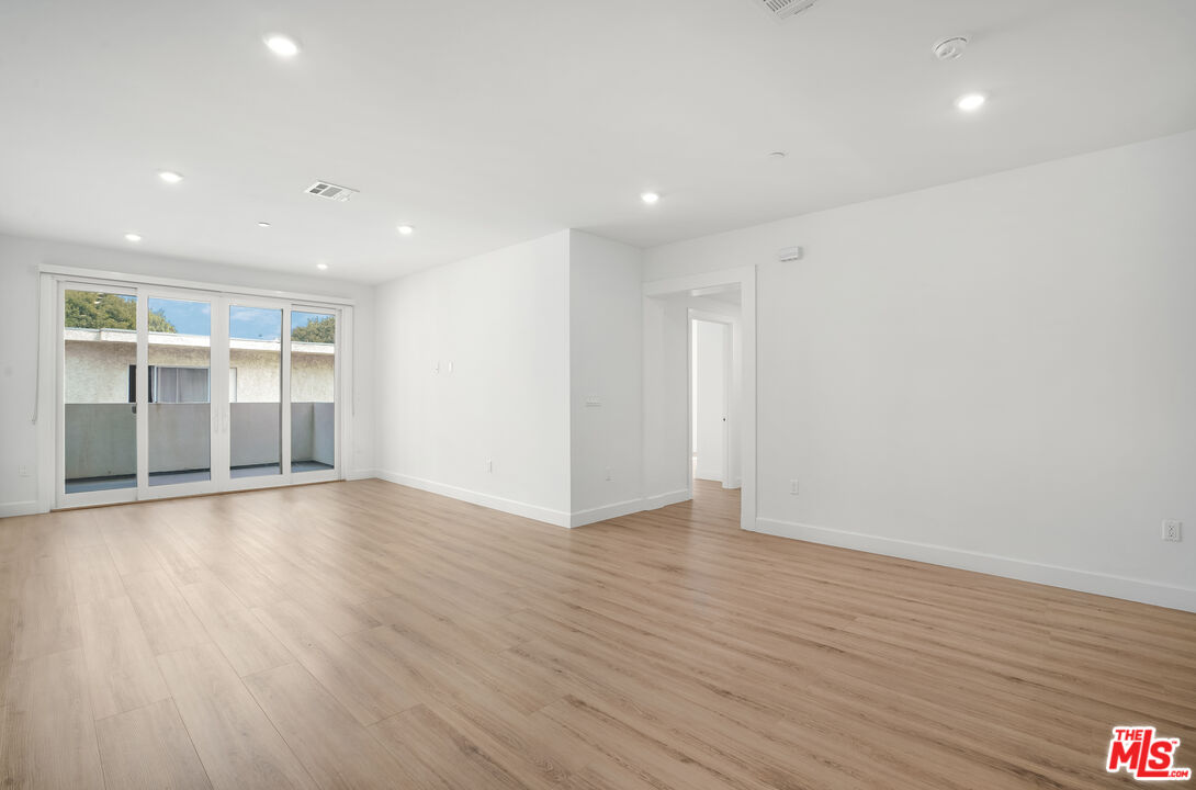 1832 S Barrington Ave Unit: 403