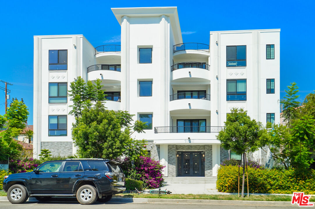 1832 S Barrington Ave Unit: 403