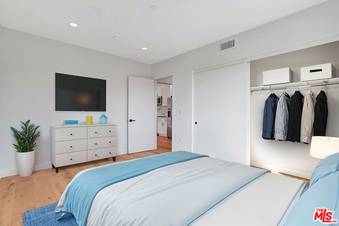 19442 Strathern St Unit: 19438