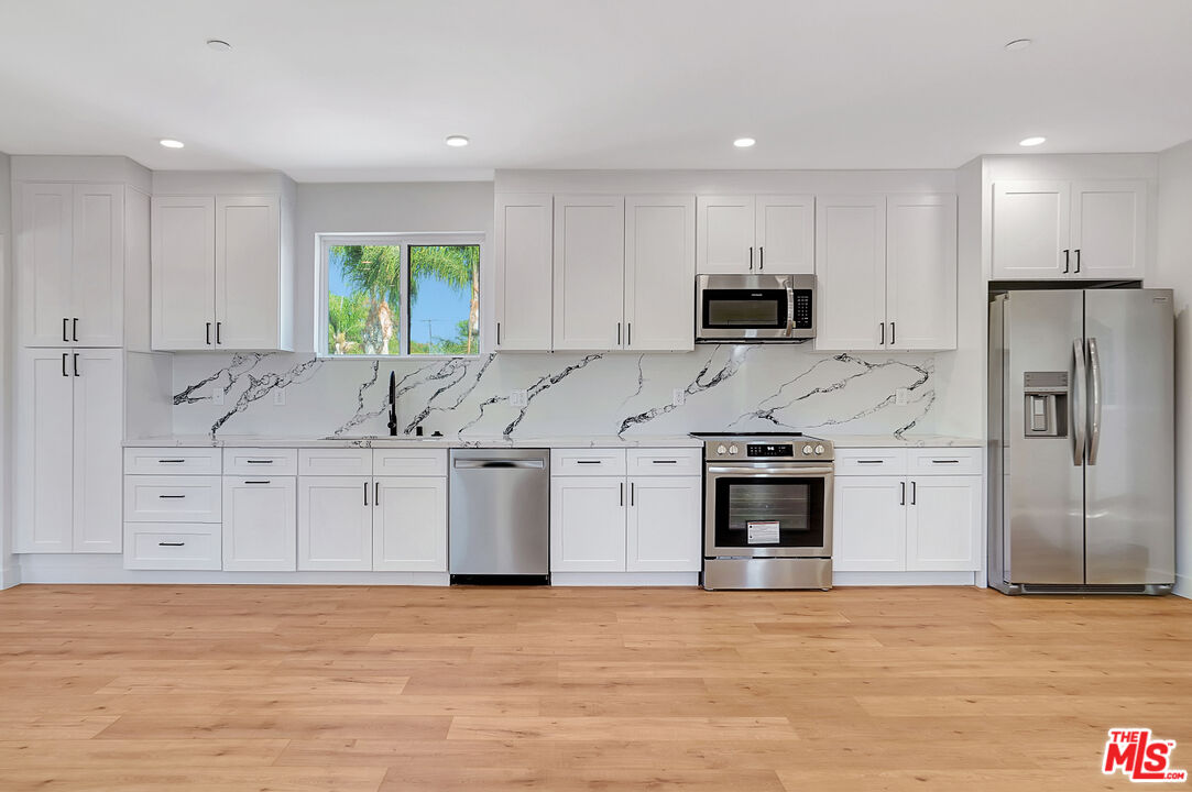 19442 Strathern St Unit: 19438