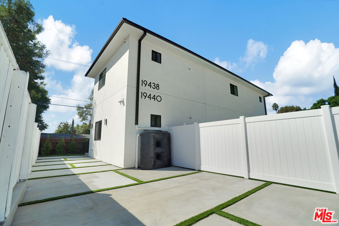 19442 Strathern St Unit: 19438