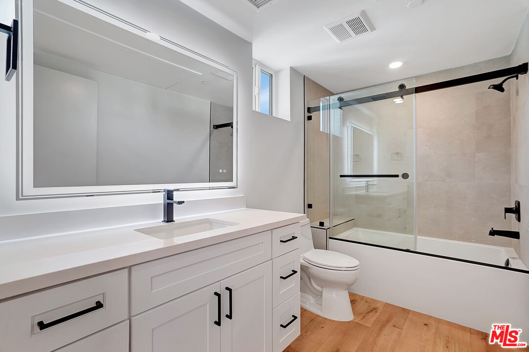 19442 Strathern St Unit: 19438