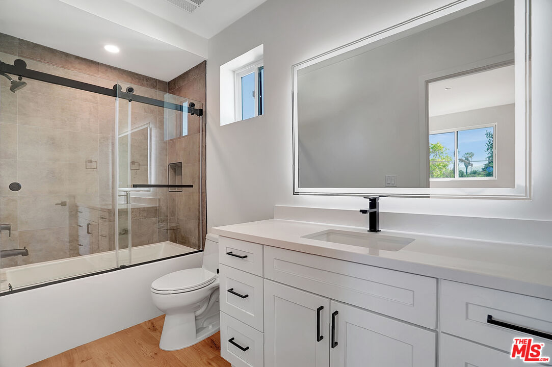 19442 Strathern St Unit: 19438