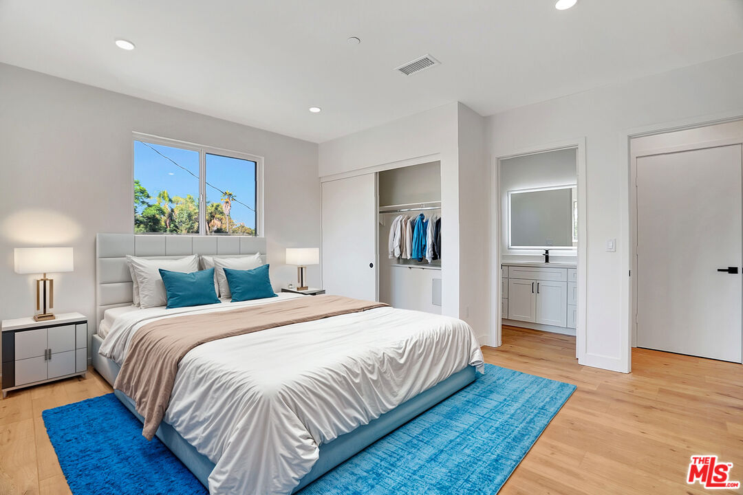 19442 Strathern St Unit: 19438