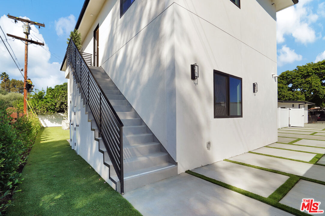 19442 Strathern St Unit: 19438