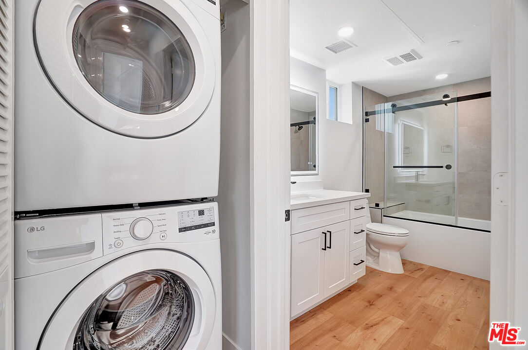 19442 Strathern St Unit: 19438