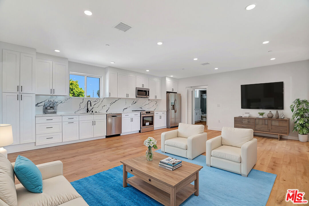 19442 Strathern St Unit: 19438