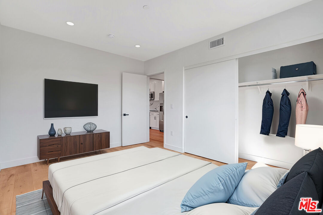 19442 Strathern St Unit: 19438