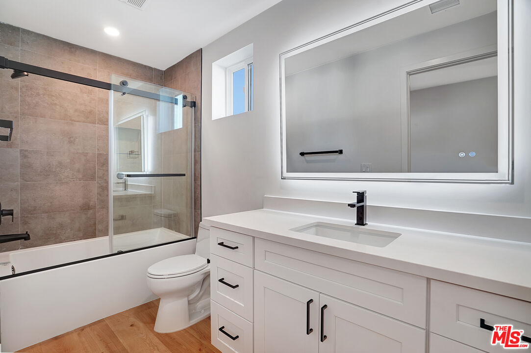 19442 Strathern St Unit: 19440