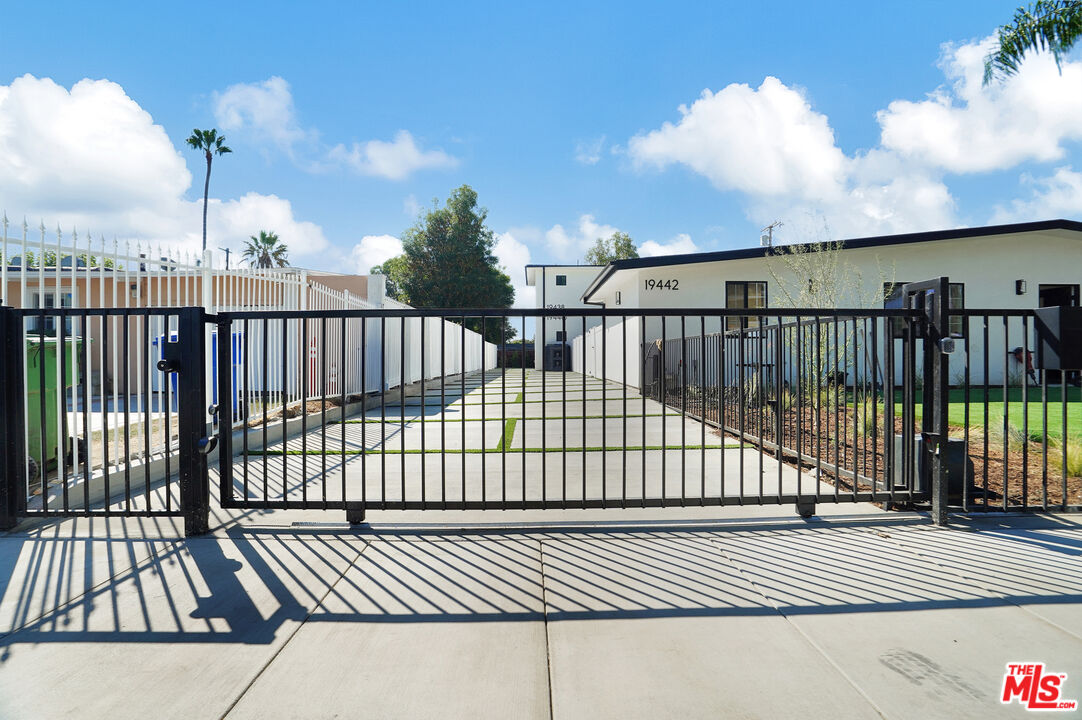 19442 Strathern St Unit: 19440