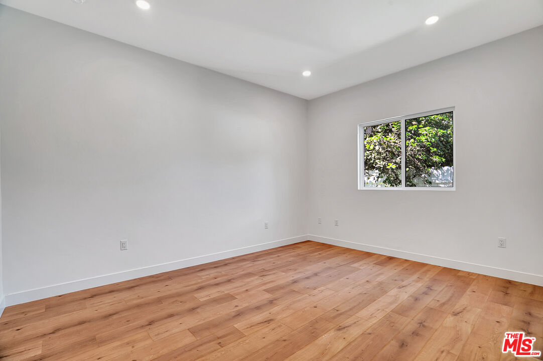 19442 Strathern St Unit: 19440