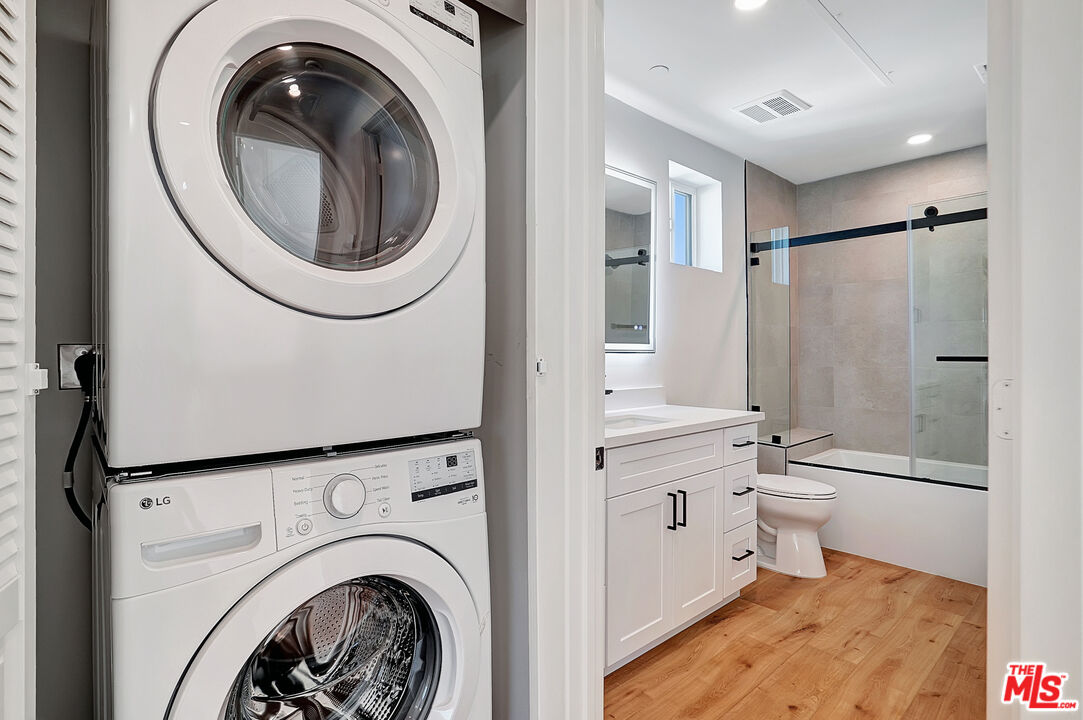 19442 Strathern St Unit: 19440