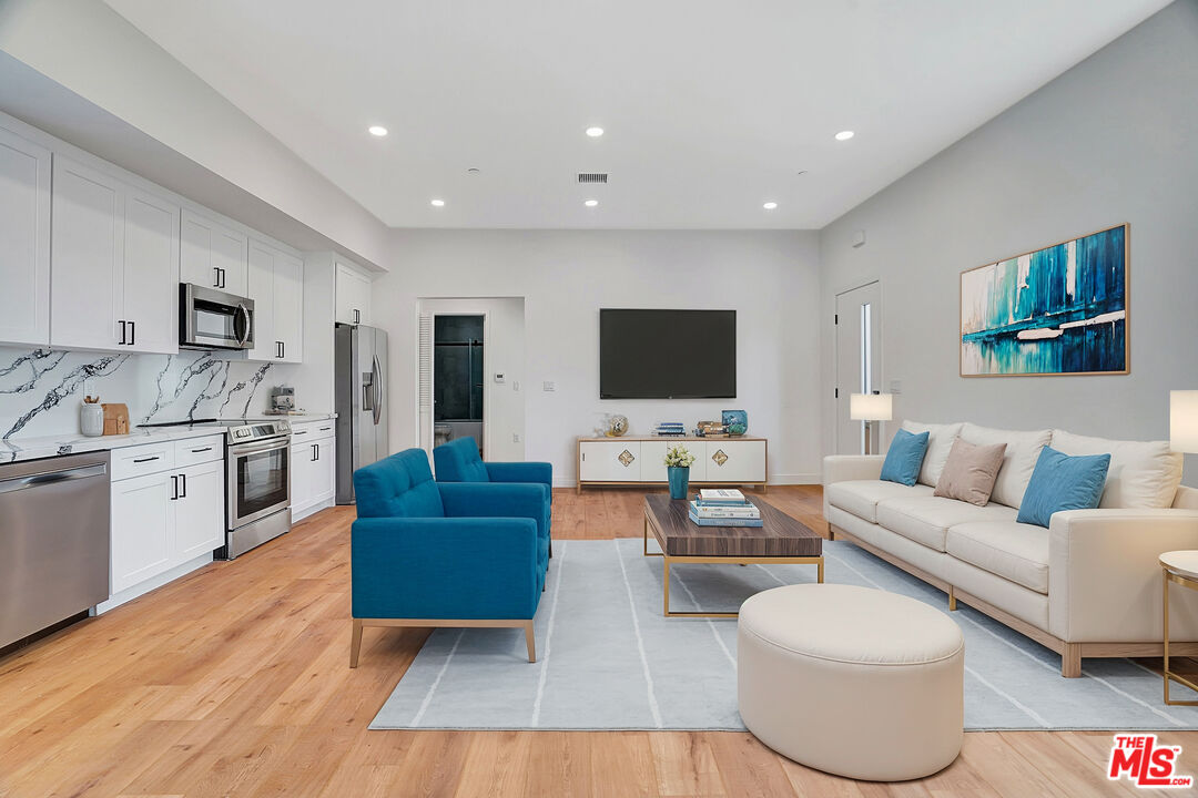 19442 Strathern St Unit: 19440