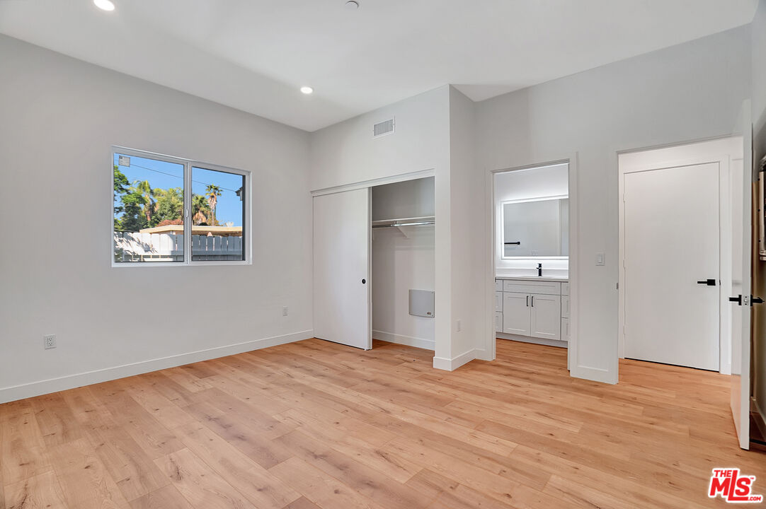19442 Strathern St Unit: 19440