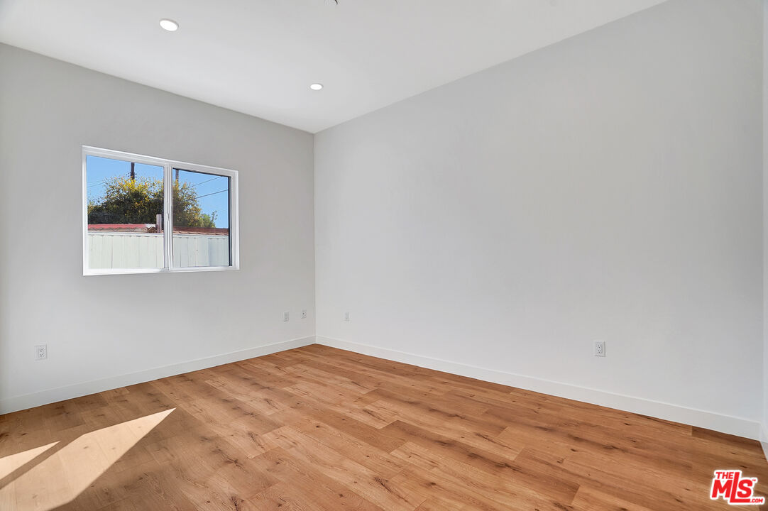 19442 Strathern St Unit: 19440
