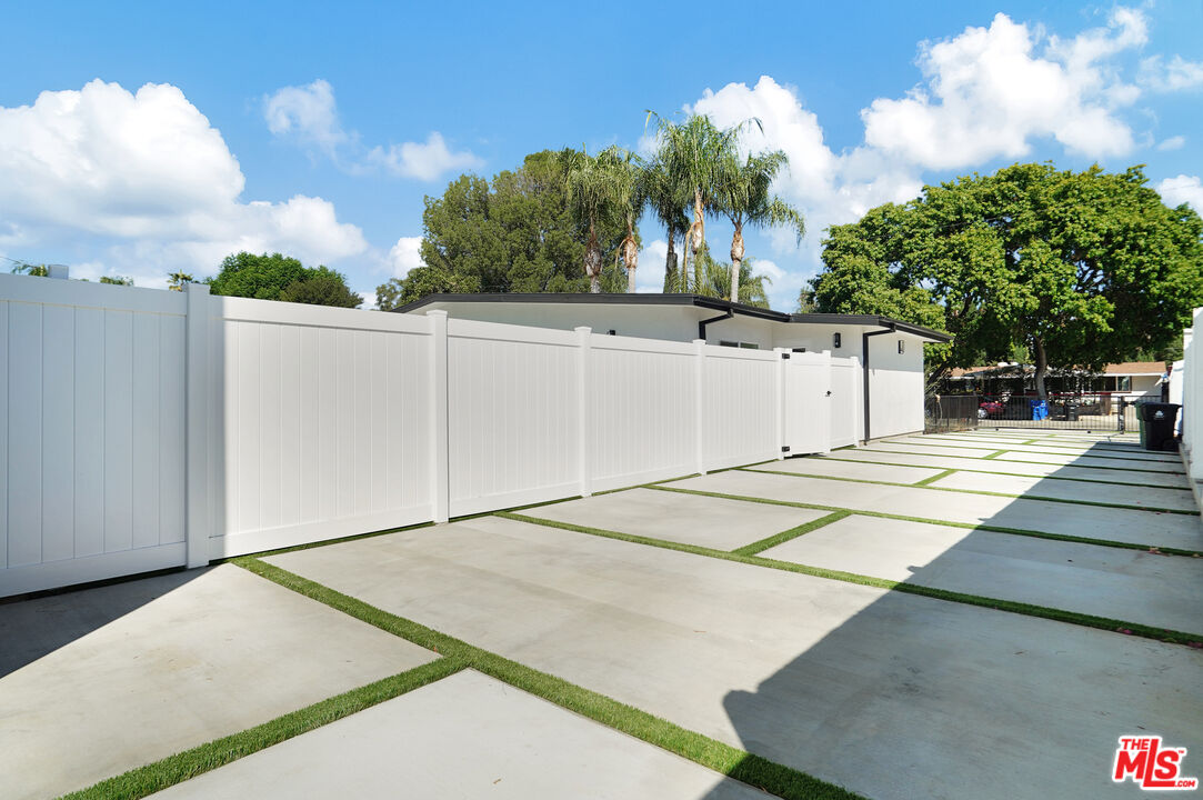 19442 Strathern St Unit: 19440