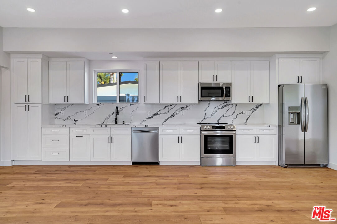 19442 Strathern St Unit: 19440