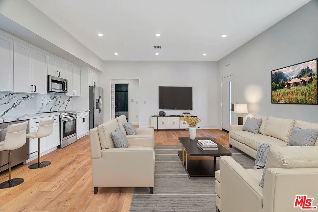 19442 Strathern St Unit: 19440