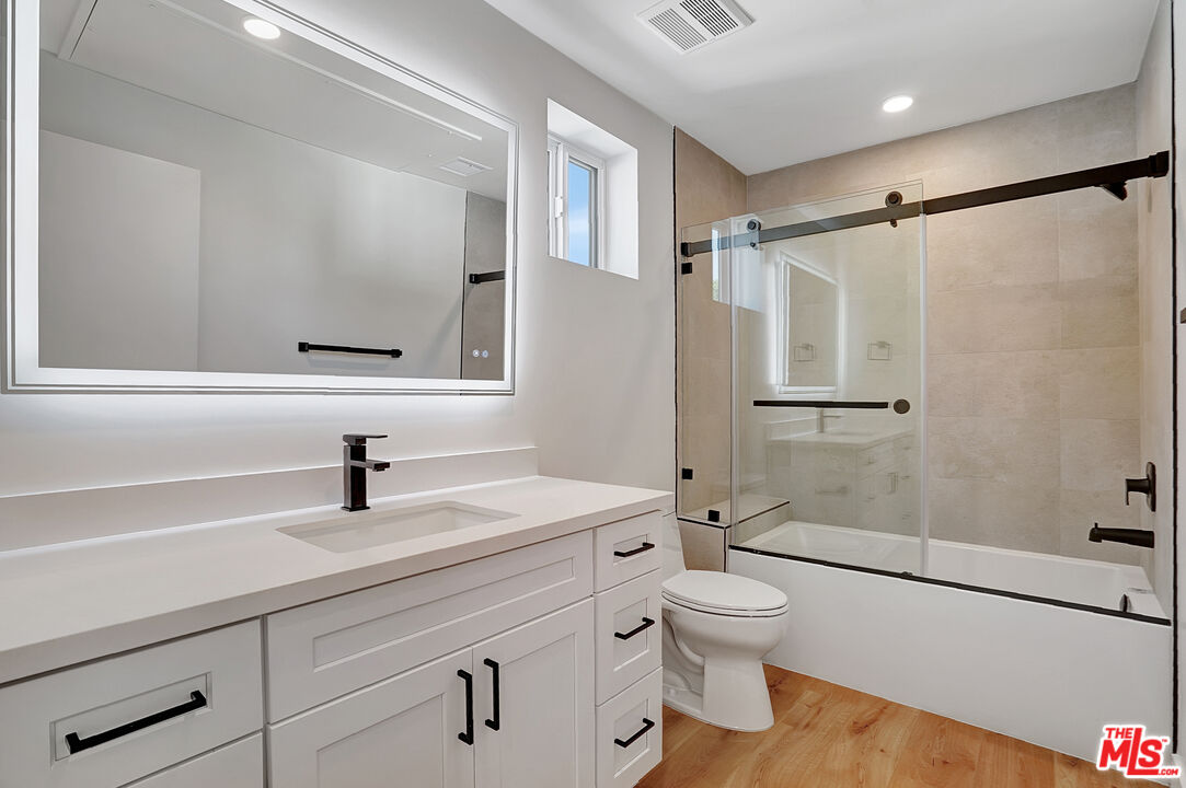 19442 Strathern St Unit: 19440