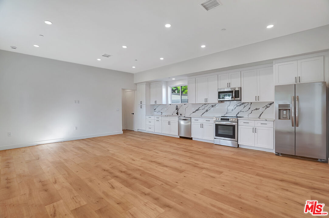 19442 Strathern St Unit: 19440