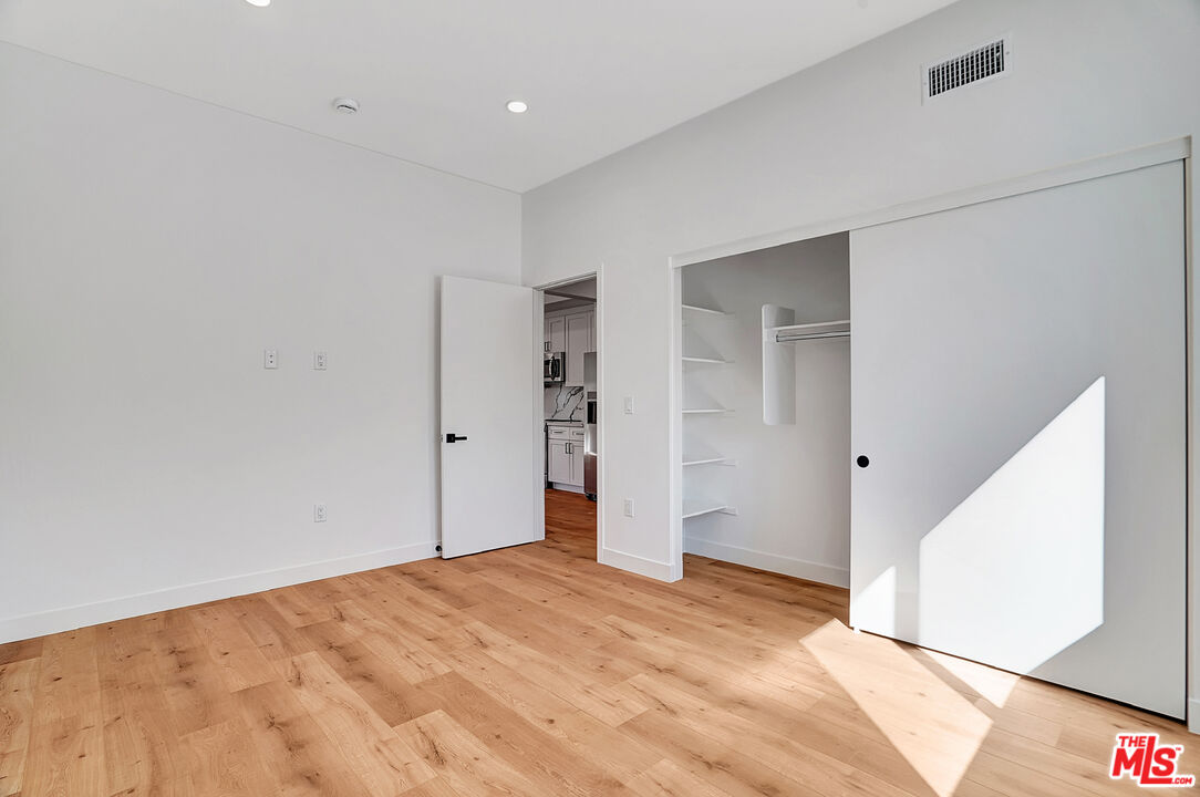 19442 Strathern St Unit: 19440