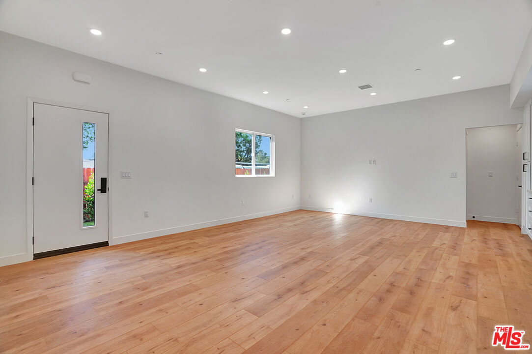 19442 Strathern St Unit: 19440