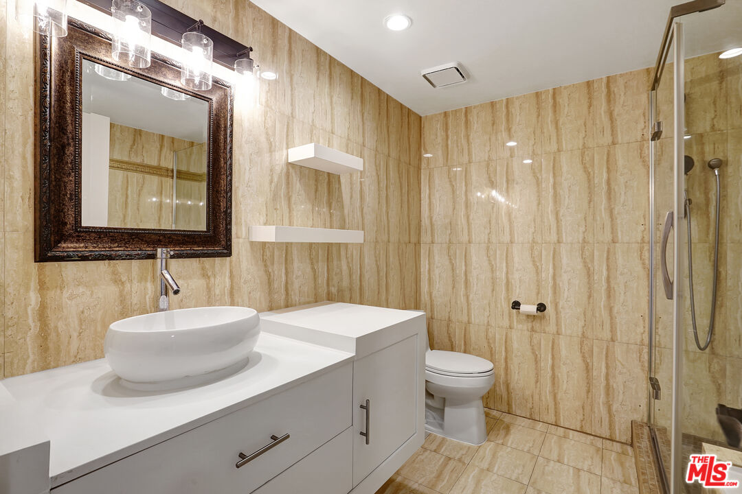 1811 Fairburn Ave Unit: 102