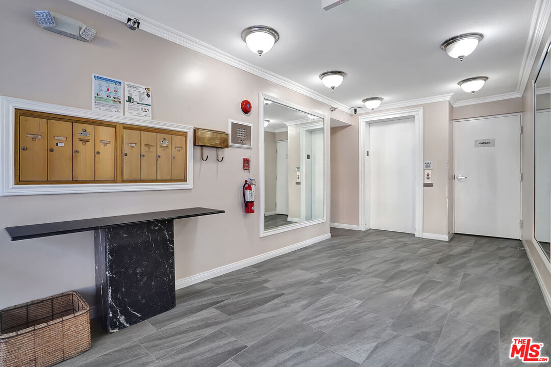 1811 Fairburn Ave Unit: 102