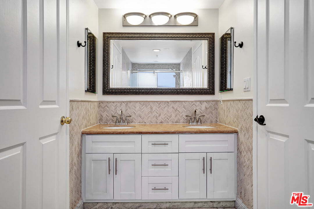 1811 Fairburn Ave Unit: 102