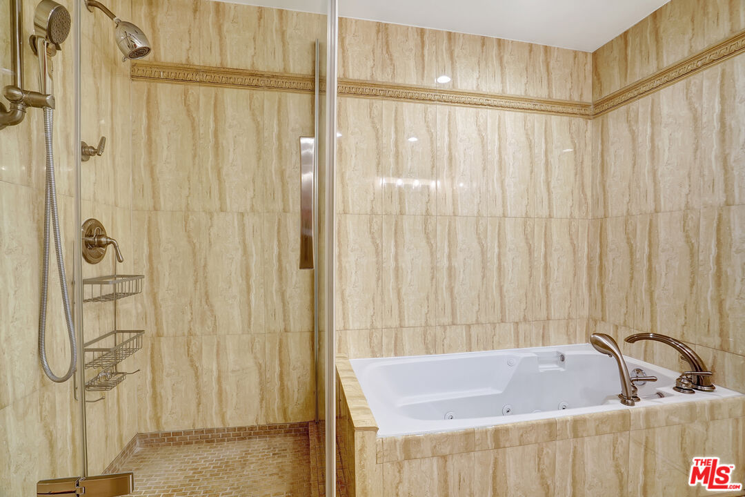 1811 Fairburn Ave Unit: 102