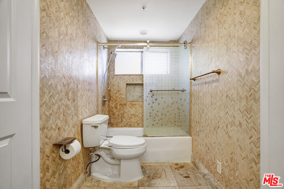 1811 Fairburn Ave Unit: 102
