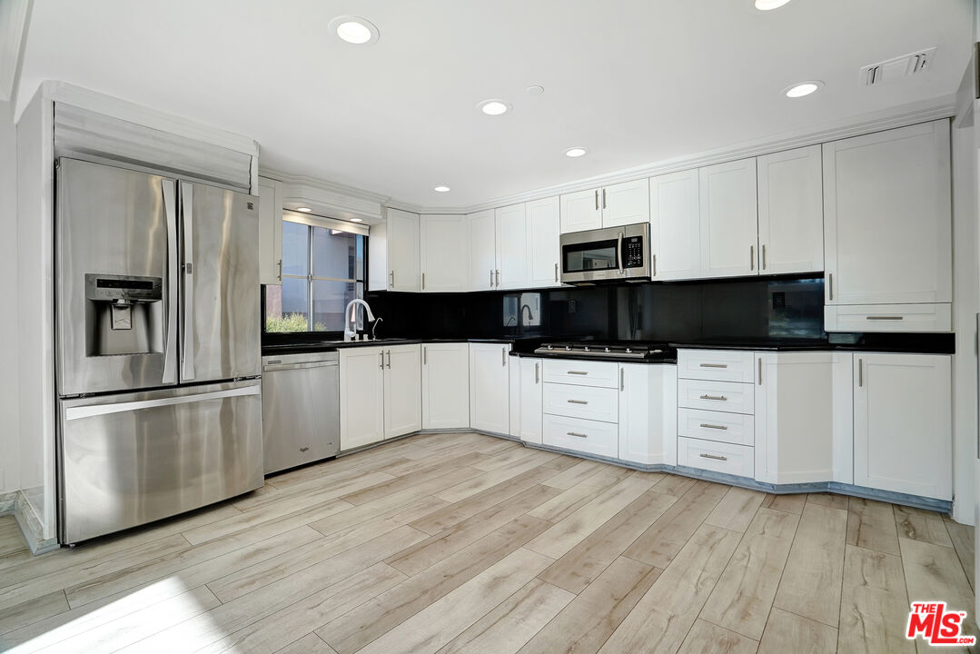 1811 Fairburn Ave Unit: 102
