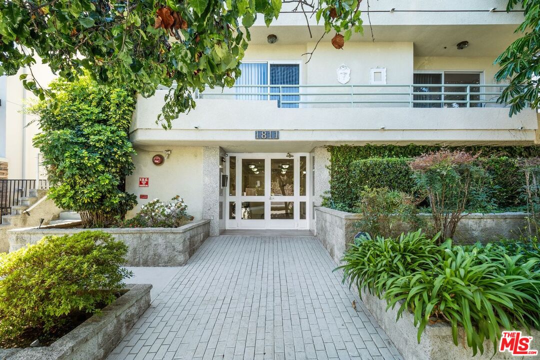 1811 Fairburn Ave Unit: 102