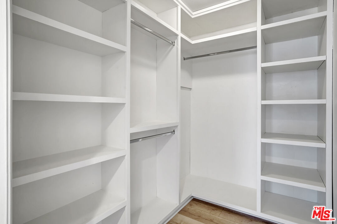 1811 Fairburn Ave Unit: 102