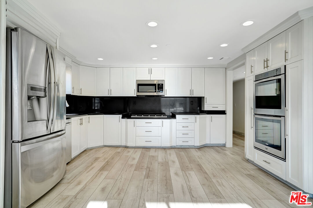 1811 Fairburn Ave Unit: 102
