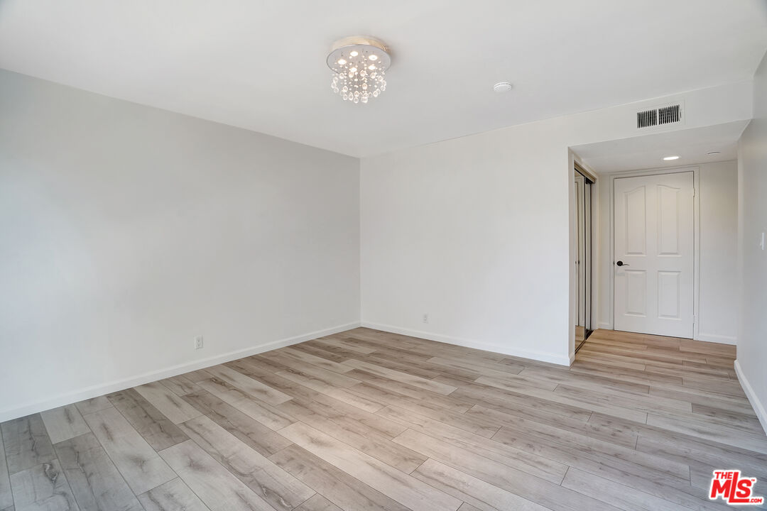 1811 Fairburn Ave Unit: 102