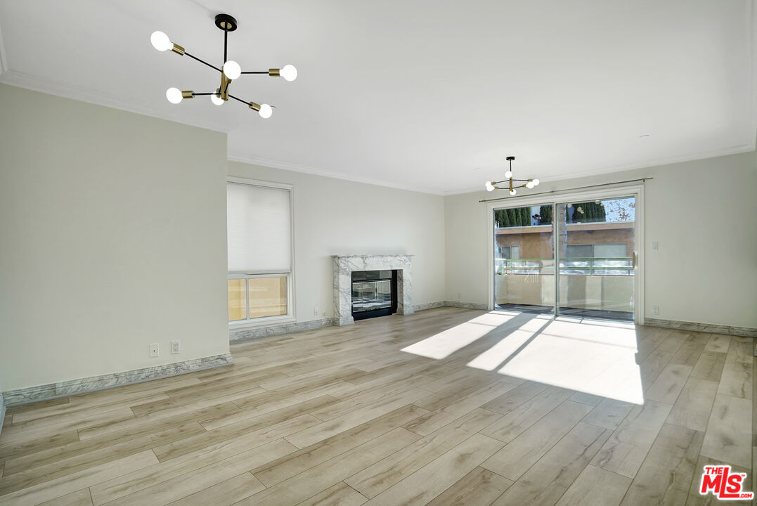 1811 Fairburn Ave Unit: 102