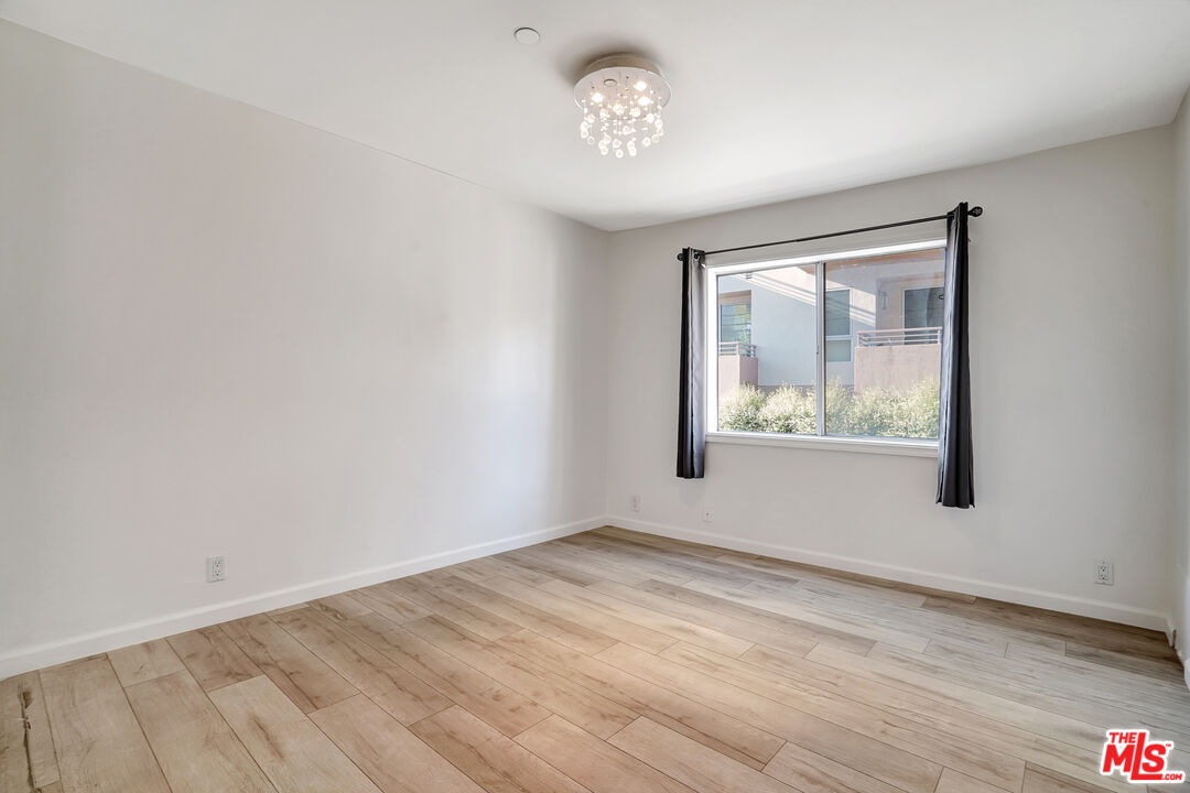 1811 Fairburn Ave Unit: 102