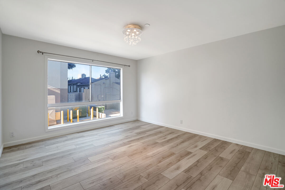 1811 Fairburn Ave Unit: 102