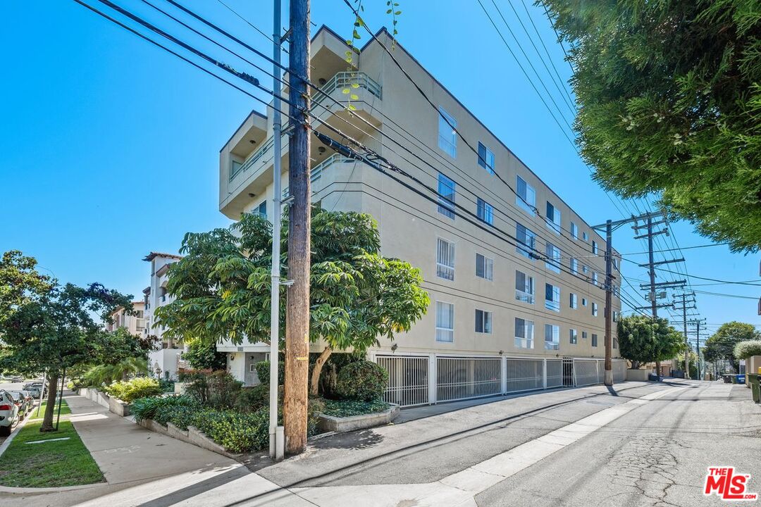 1811 Fairburn Ave Unit: 102
