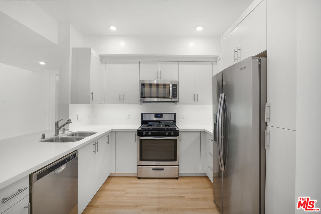 1832 S Barrington AVE Unit: 304