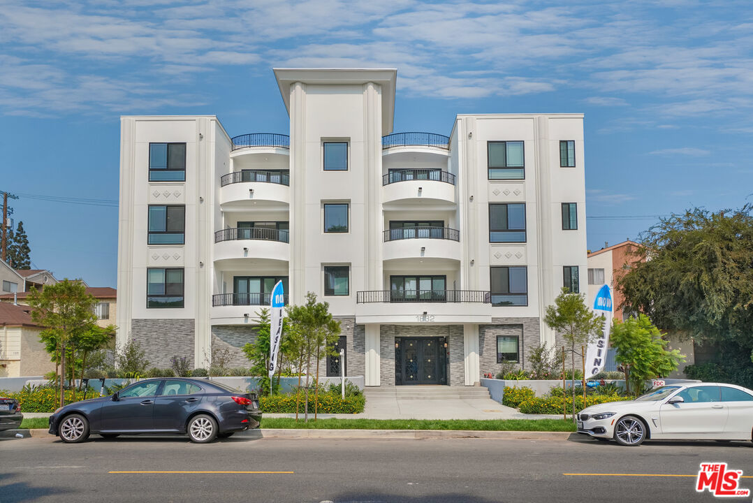 1832 S Barrington AVE Unit: 304