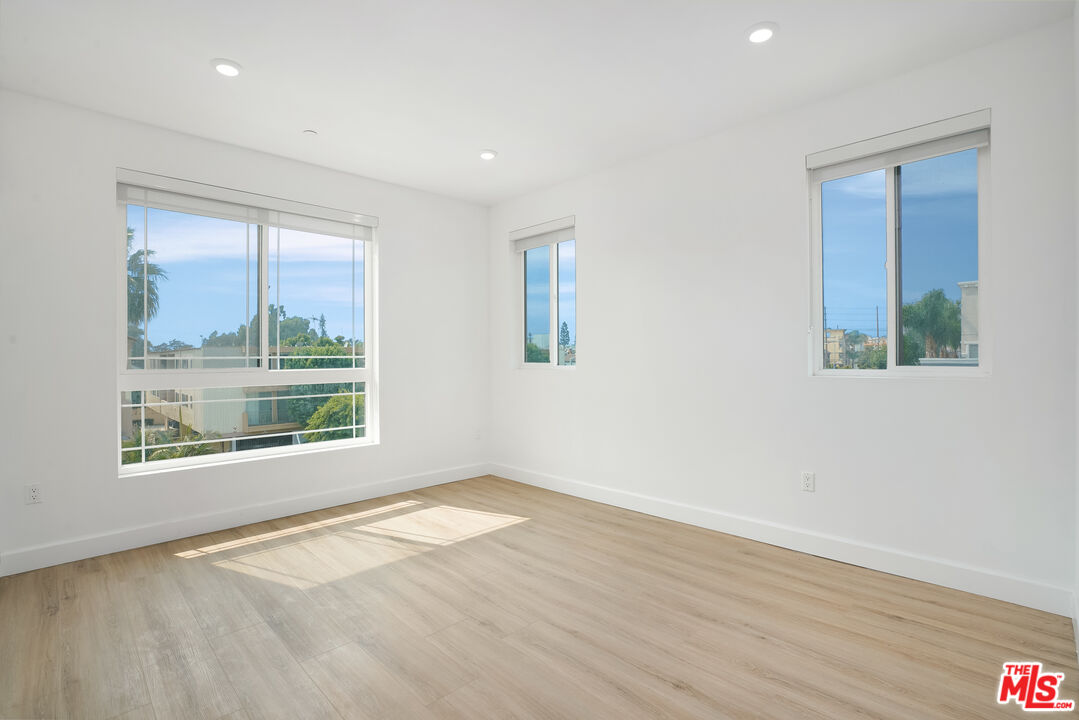 1832 S Barrington AVE Unit: 304