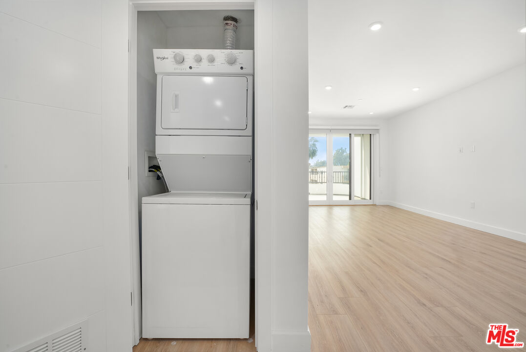 1832 S Barrington AVE Unit: 304