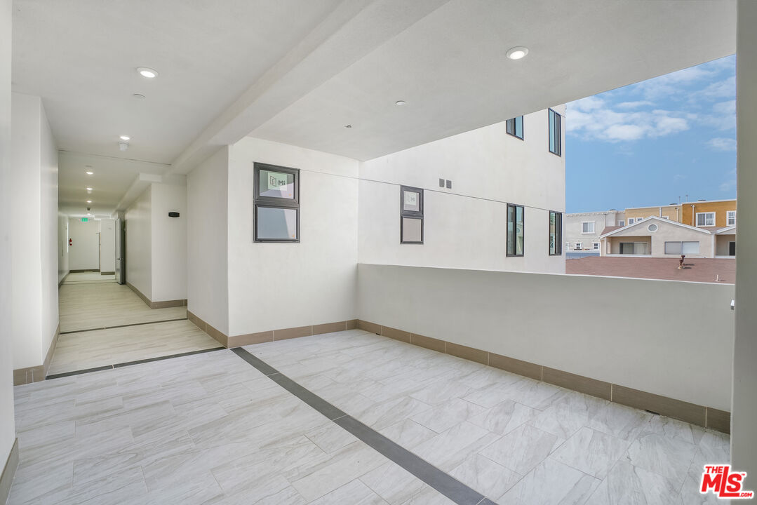 1832 S Barrington AVE Unit: 304