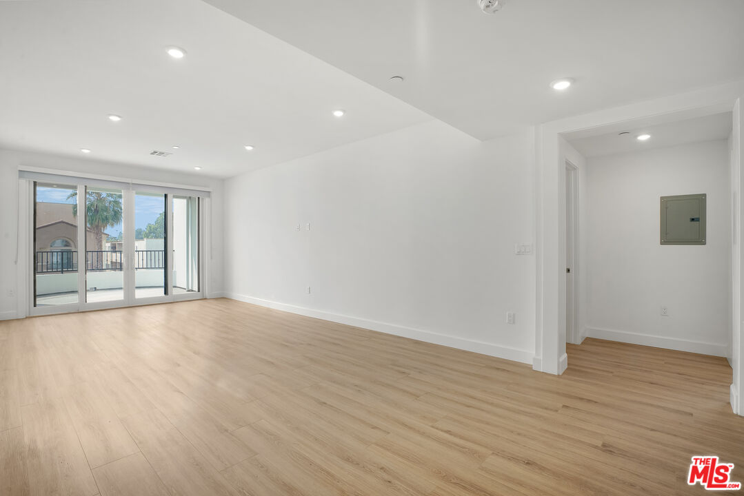 1832 S Barrington AVE Unit: 304