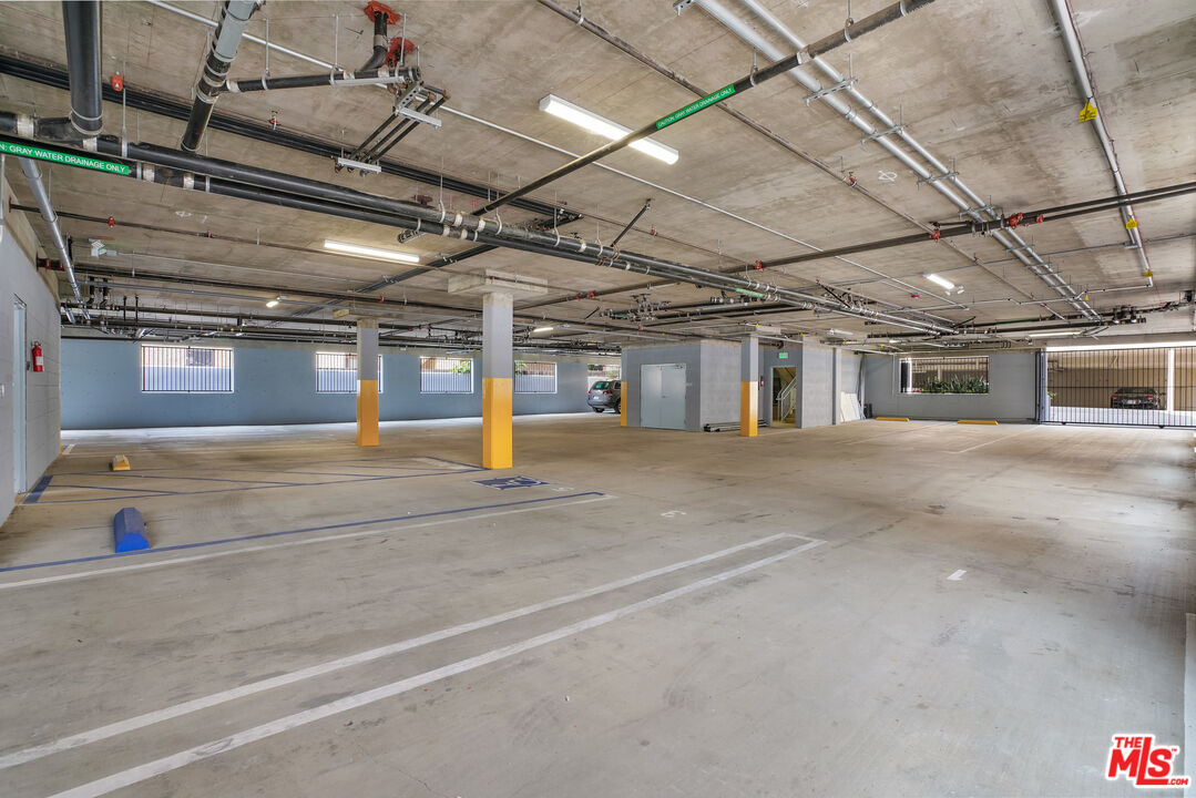 1832 S Barrington AVE Unit: 304