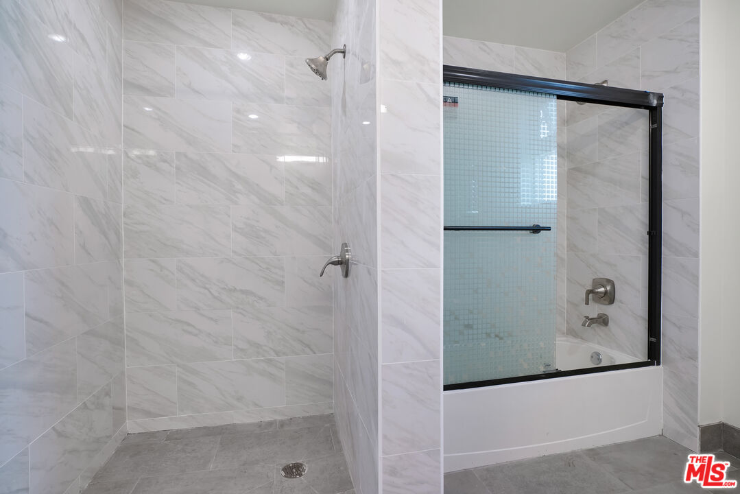 1832 S Barrington AVE Unit: 304